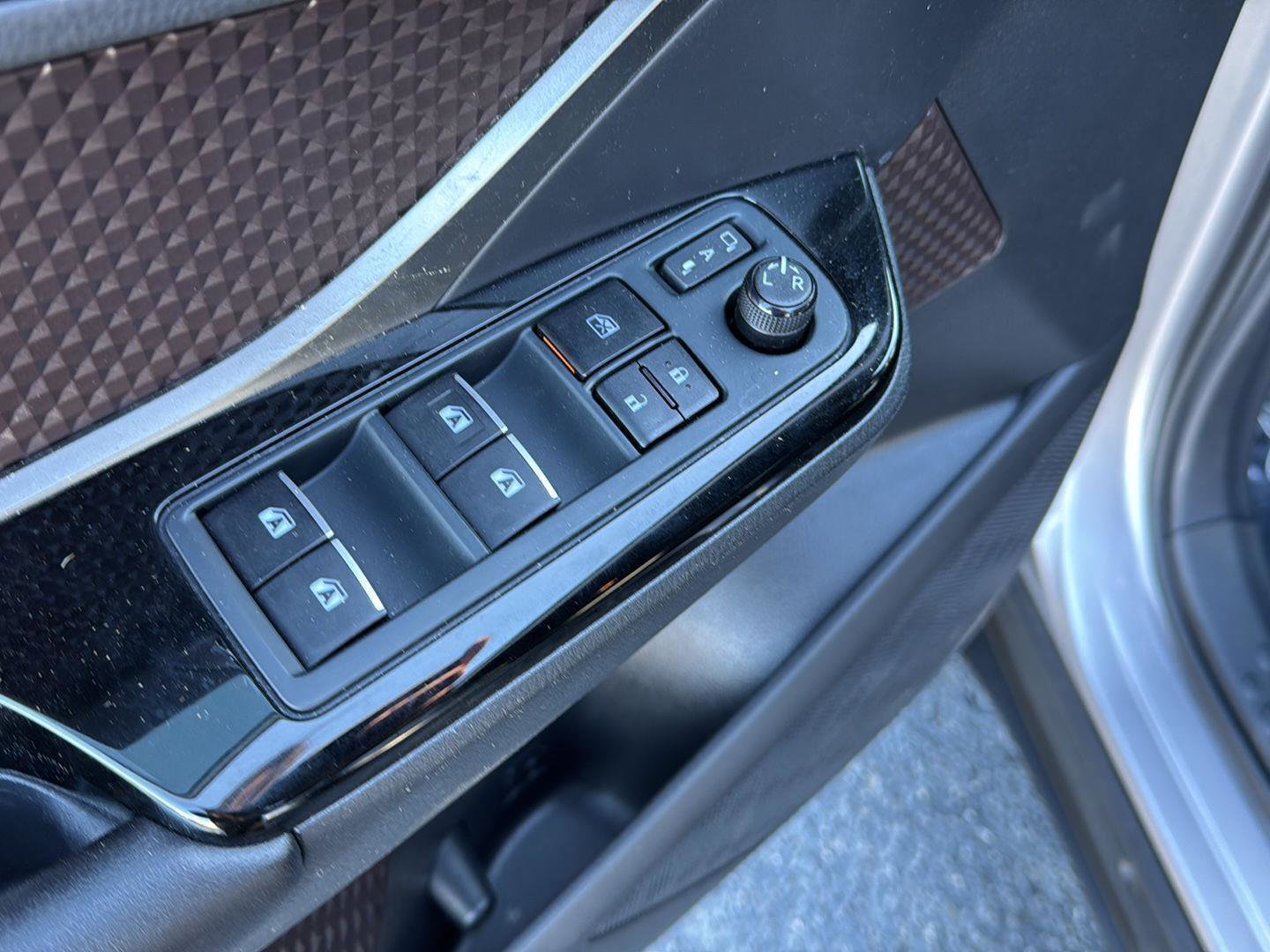 Used 2019 Toyota C-HR Limited image 26