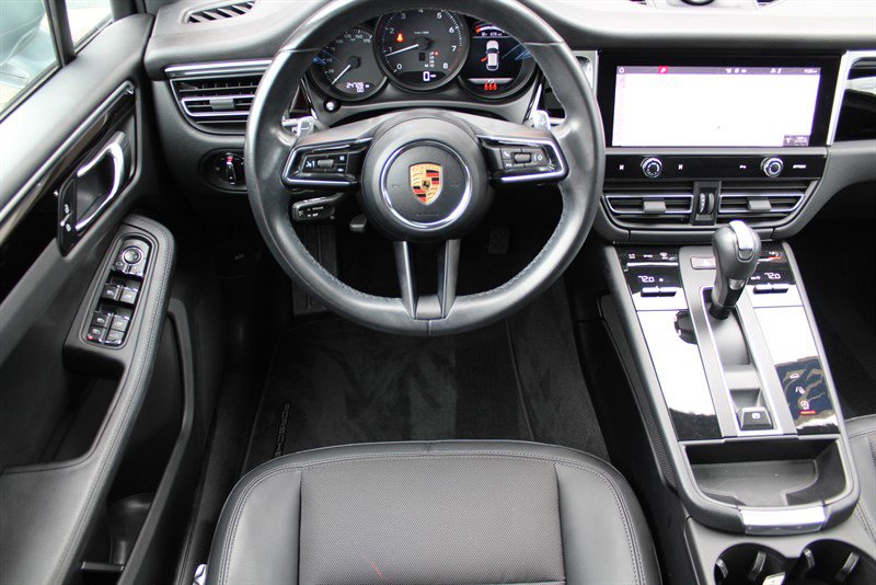 Used 2022 Porsche Macan AWD/4WD image 2