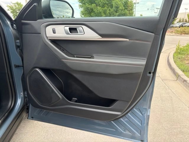 Used 2025 Ford Explorer Active AWD/4WD image 23