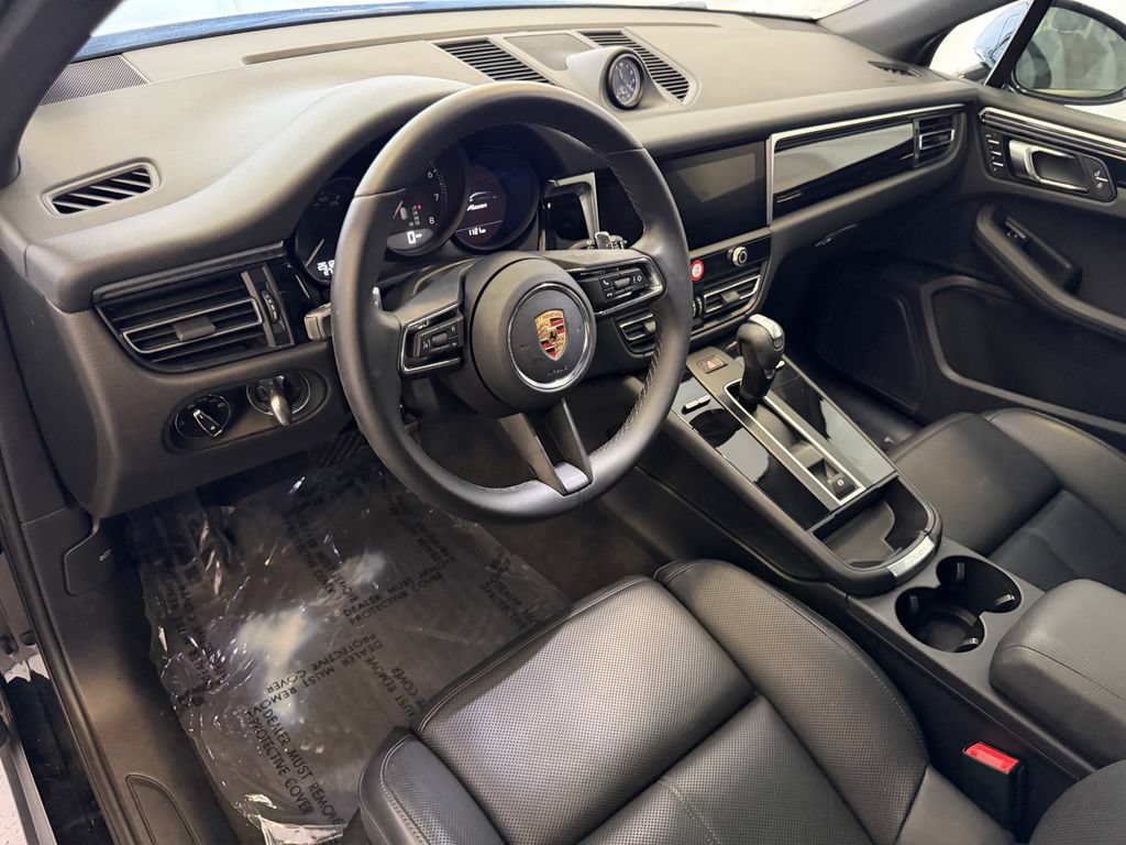Certified 2023 Porsche Macan AWD/4WD image 4