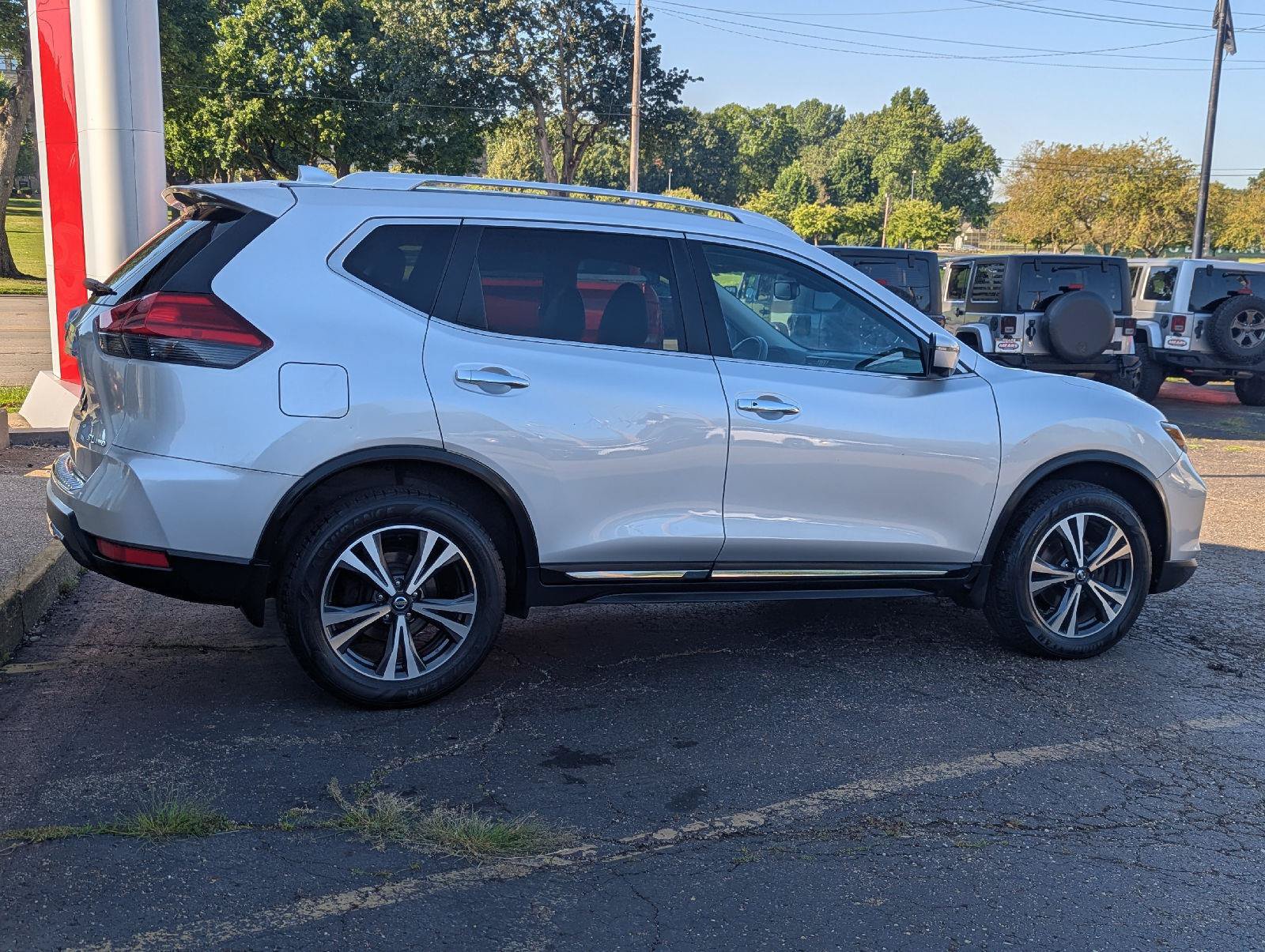 Used 2017 Nissan Rogue SL w/ SL Premium Package AWD/4WD image 10