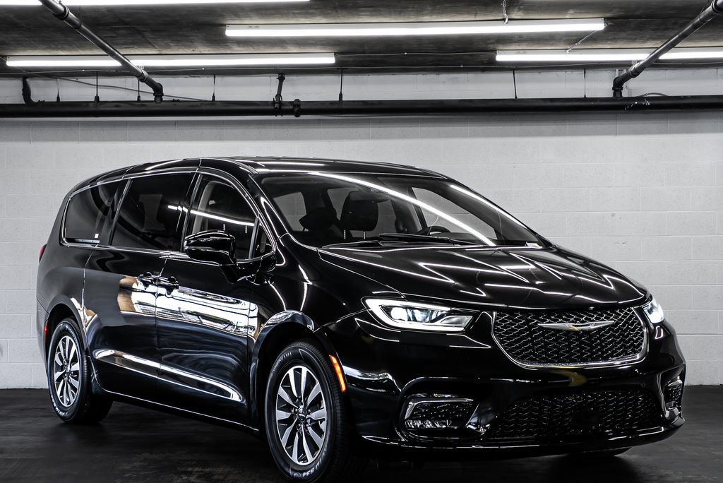 Used 2024 Chrysler Pacifica Limited FWD image 7