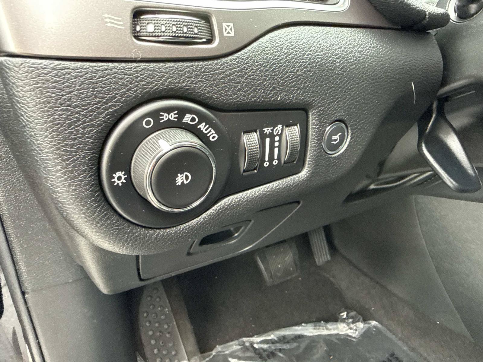 Used 2020 Jeep Cherokee Latitude Plus w/ Comfort/Convenience Group AWD/4WD image 26
