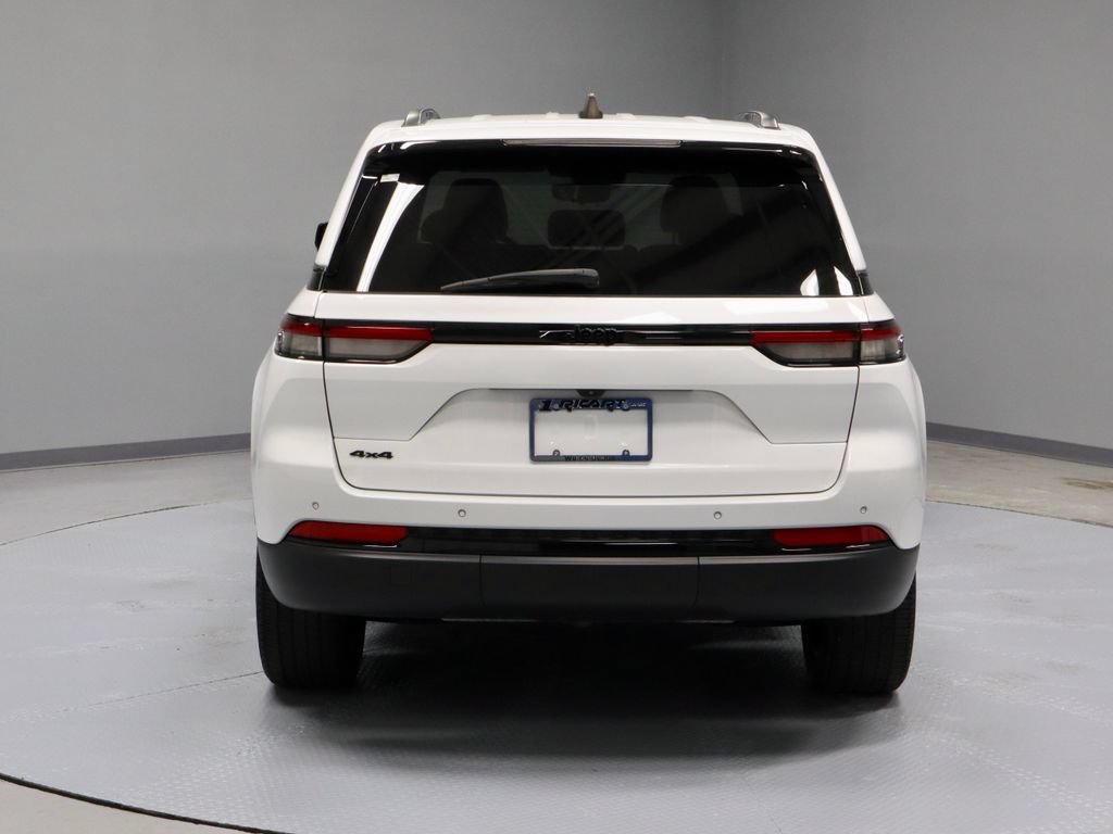 Used 2023 Jeep Grand Cherokee Altitude AWD/4WD image 11
