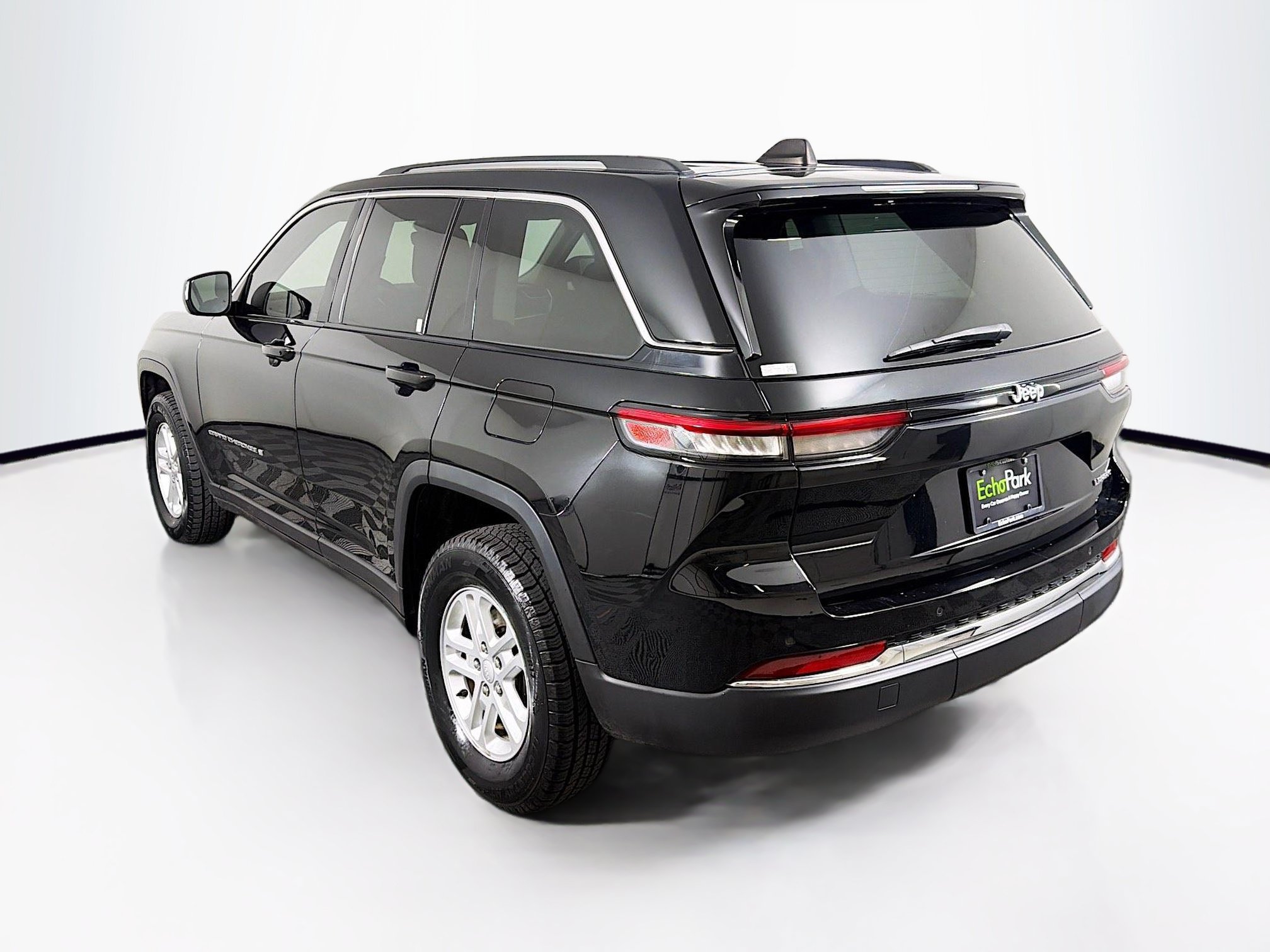 Used 2023 Jeep Grand Cherokee Laredo RWD image 5