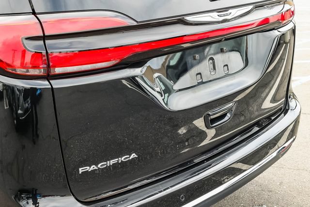 Used 2024 Chrysler Pacifica Touring-L FWD image 7