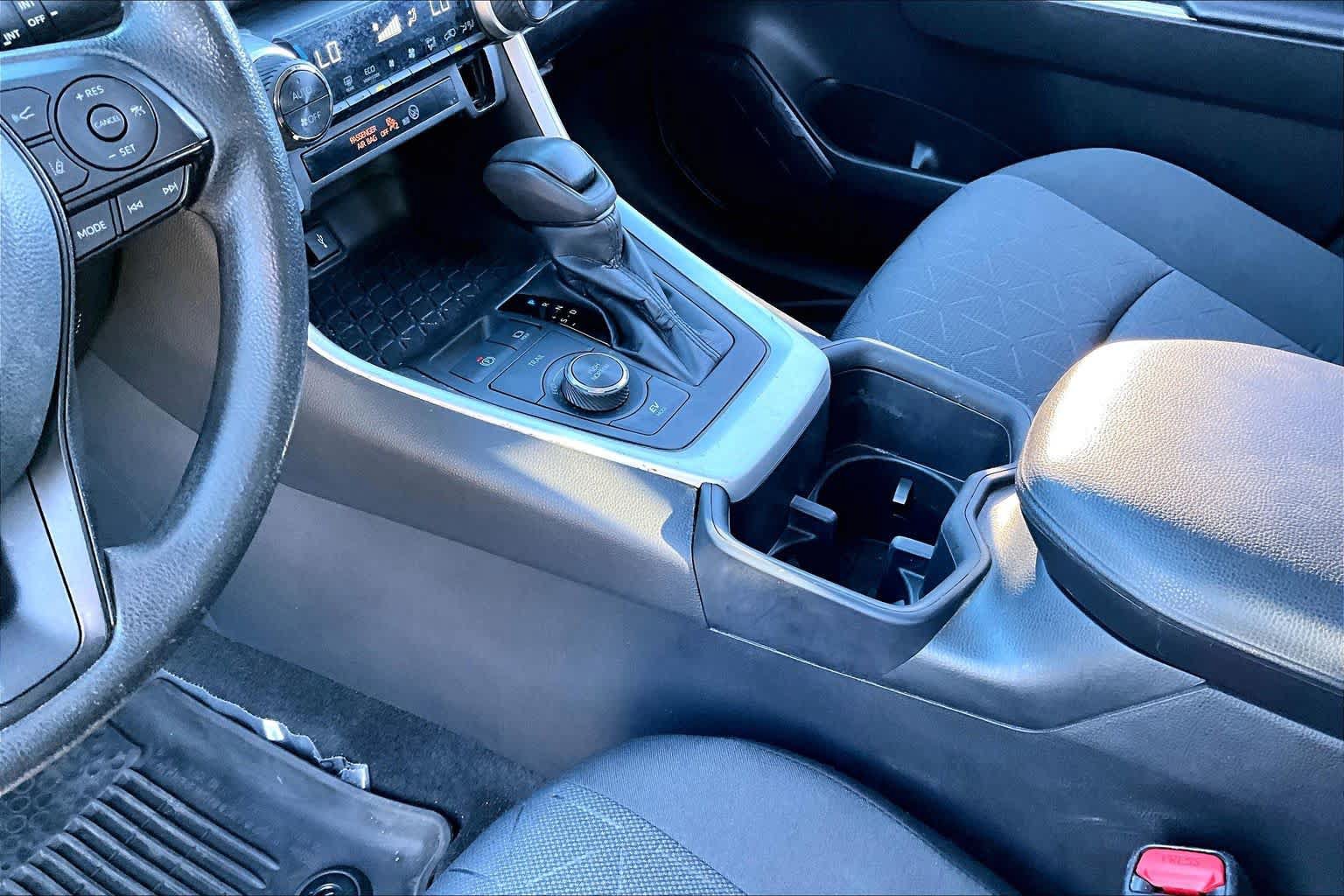 Used 2022 Toyota RAV4 XLE AWD/4WD image 16