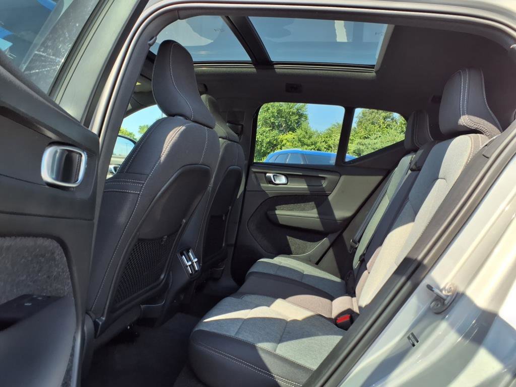 Used 2025 Volvo XC40 B5 Core image 26