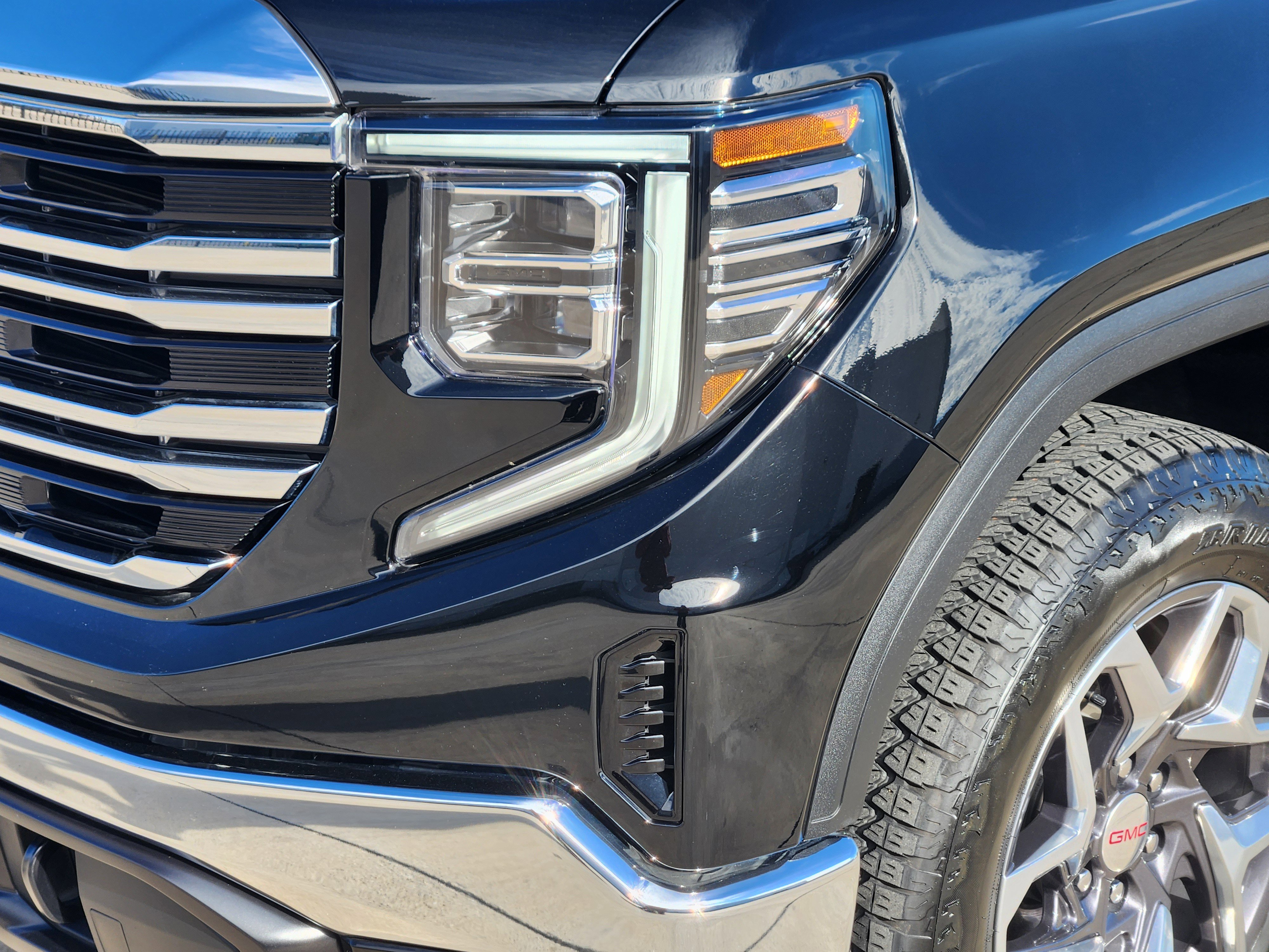 Used 2023 GMC Sierra 1500 SLT w/ SLT Convenience Package image 9