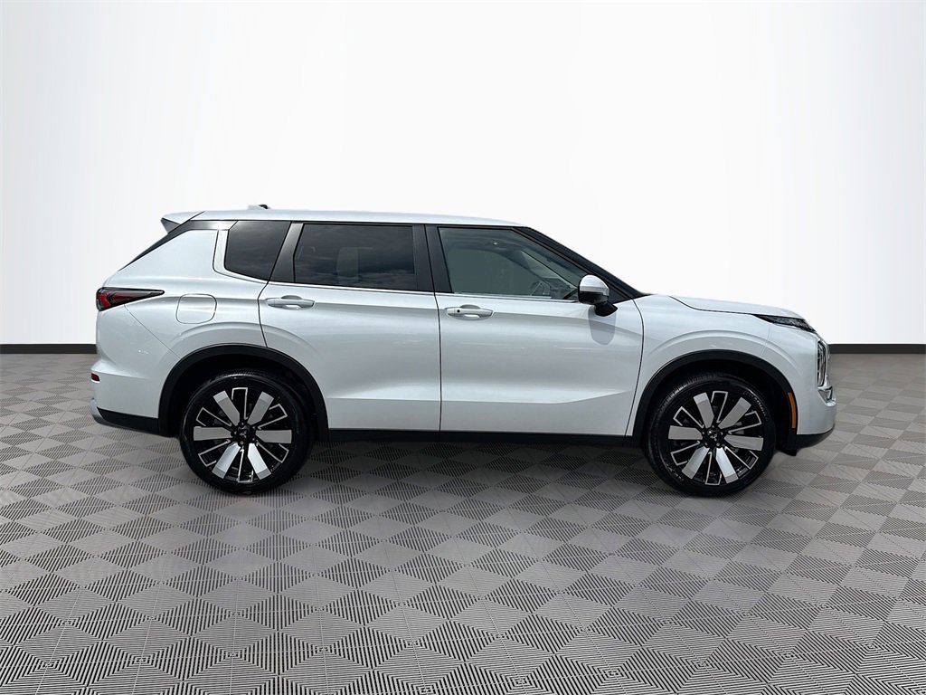 New 2025 Mitsubishi Outlander SE image 4