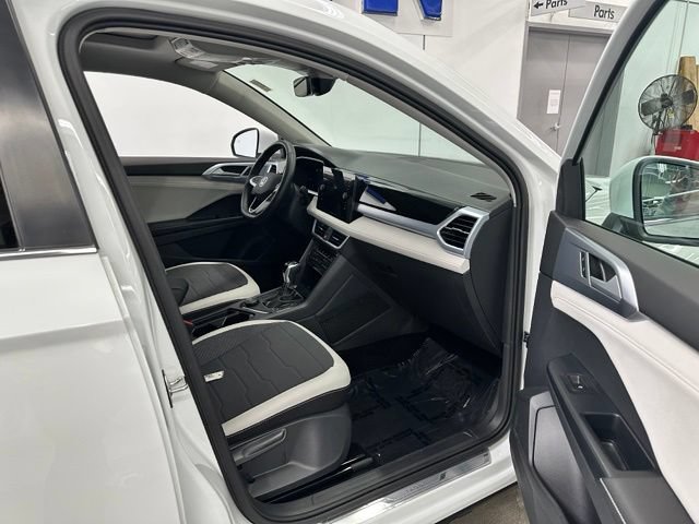 Used 2025 Volkswagen Taos SE w/ Panoramic Sunroof Package AWD/4WD image 17