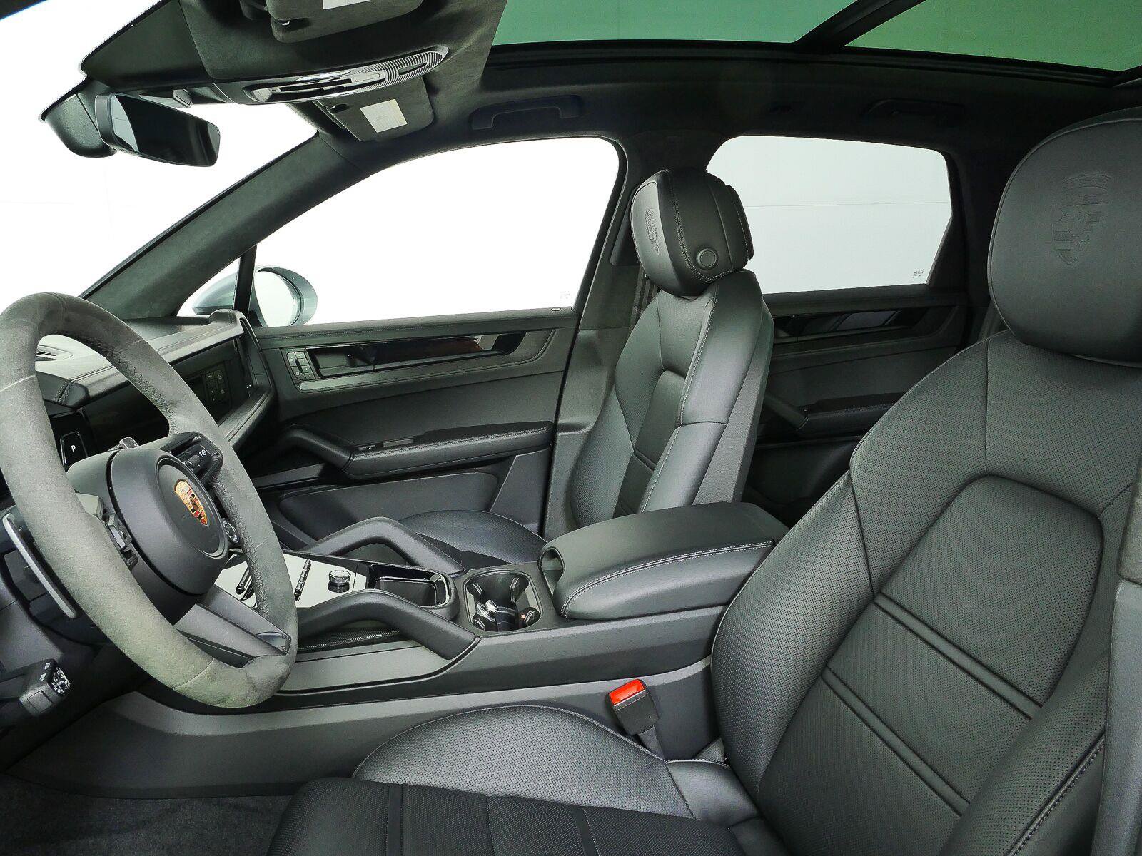 Certified 2025 Porsche Cayenne GTS AWD/4WD image 5
