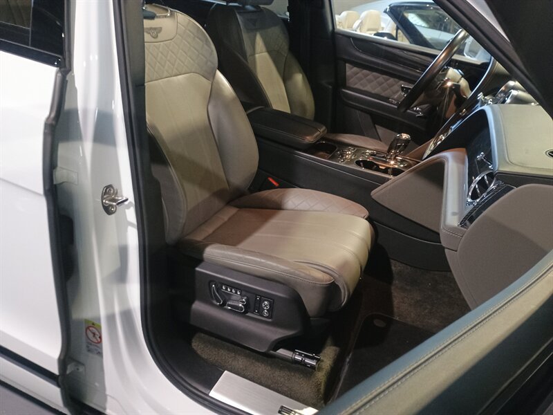 Used 2019 Bentley Bentayga AWD/4WD image 36