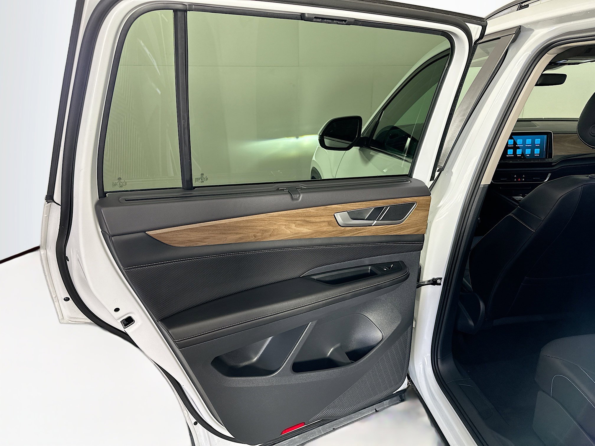 Used 2025 Volkswagen Atlas SE image 26