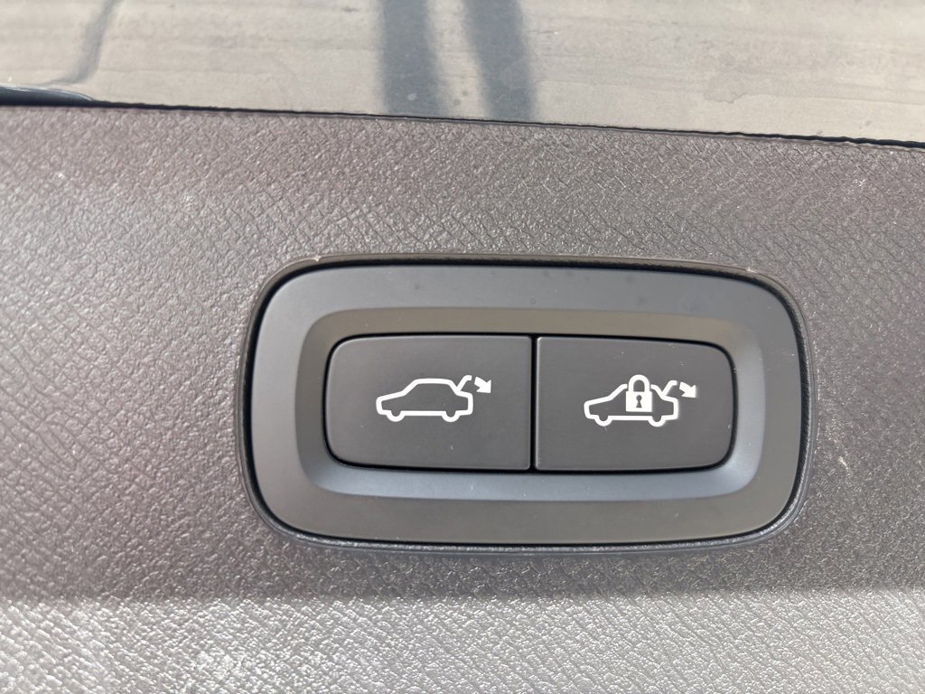 Certified 2025 Volvo XC90 B5 Plus image 47