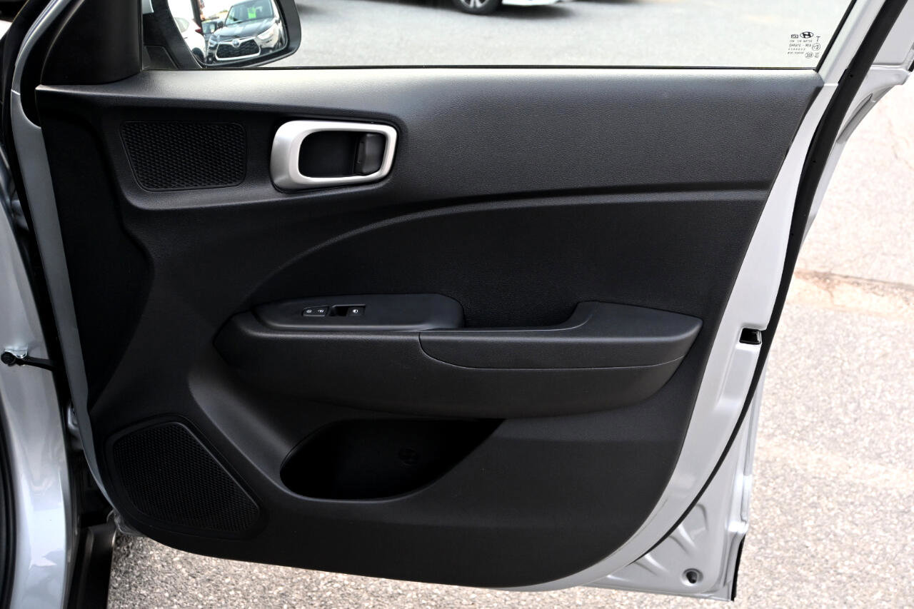 Used 2022 Hyundai Venue SEL image 31