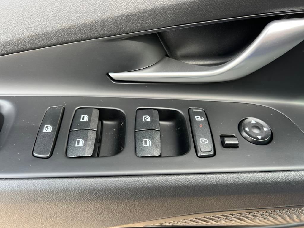 Used 2025 Hyundai Elantra SEL w/ Cargo Package image 15