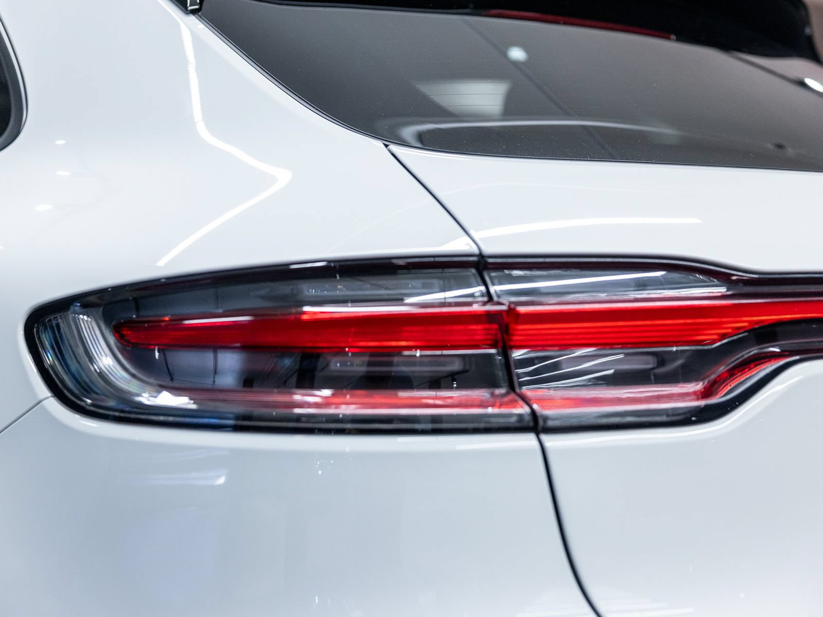 Certified 2024 Porsche Macan AWD/4WD image 23