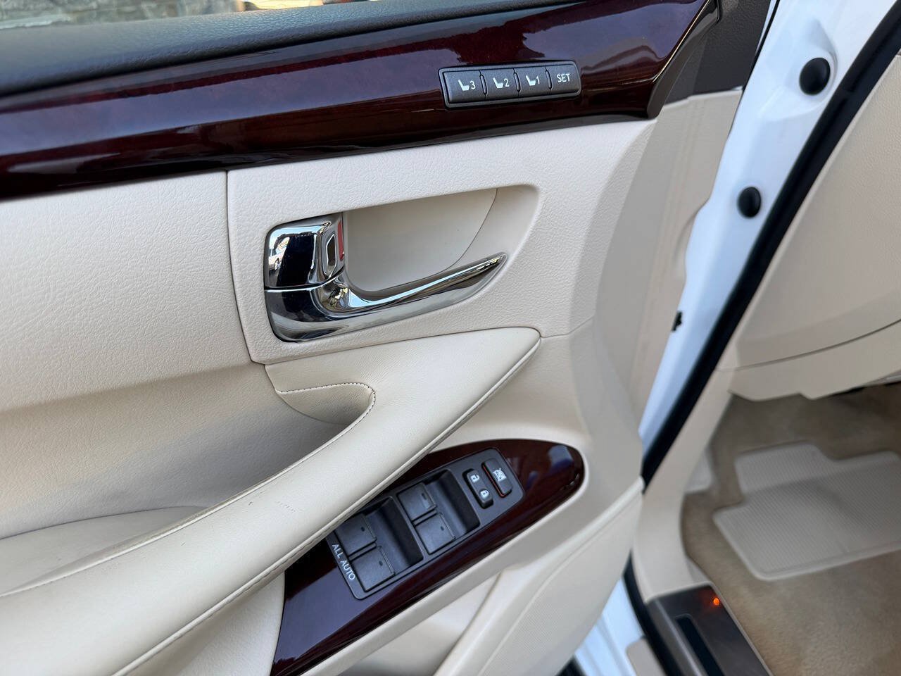 Used 2013 Lexus LX 570 4WD w/ Luxury Pkg image 93