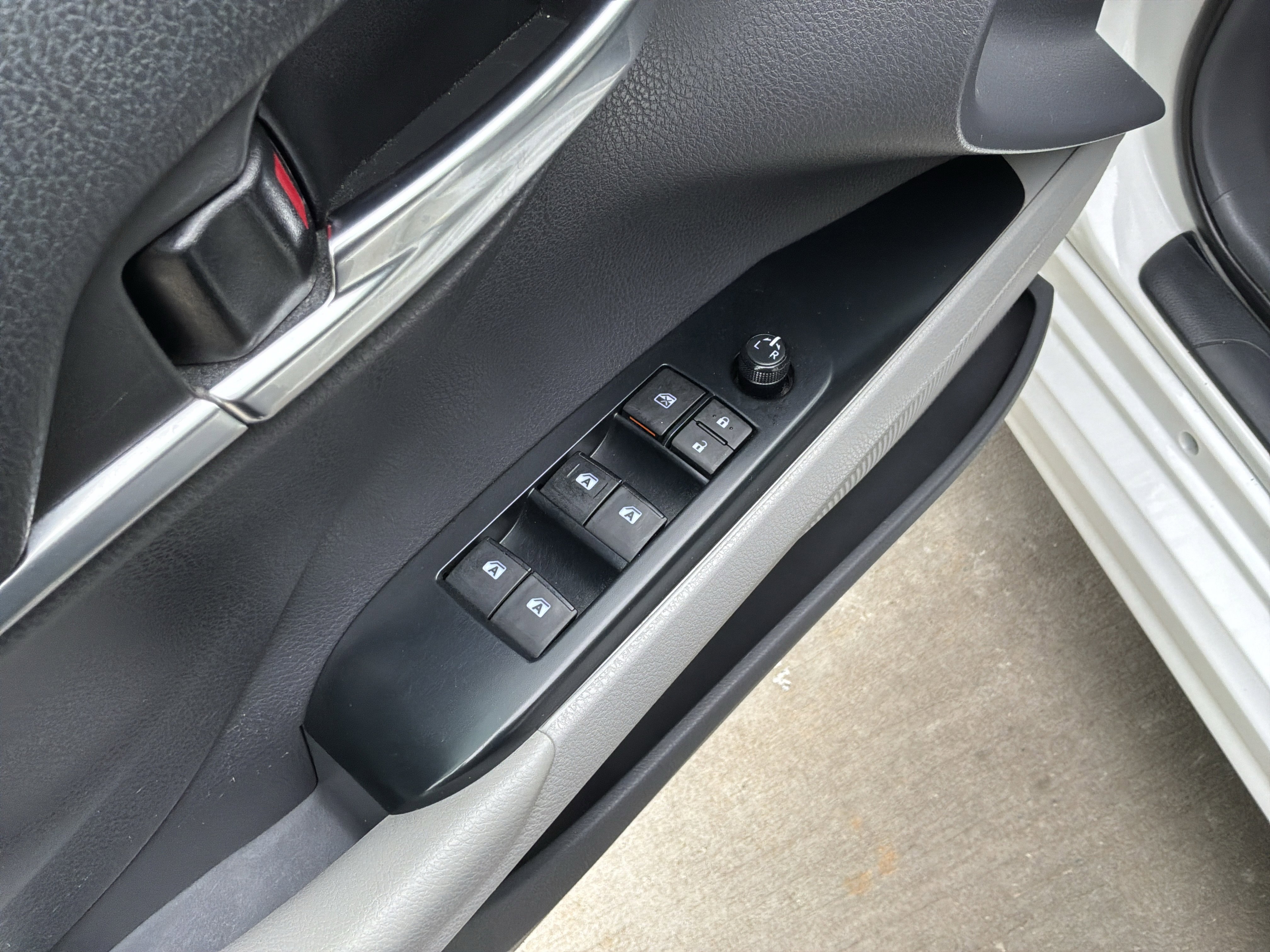 Used 2020 Toyota Camry SE w/ Convenience Package FWD image 15