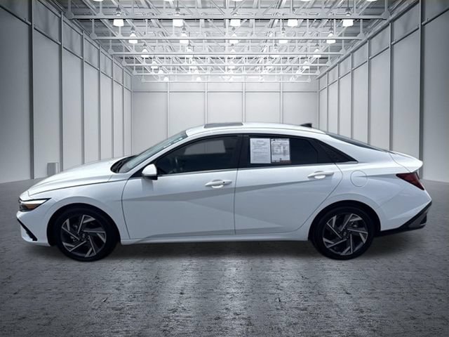 Used 2025 Hyundai Elantra SEL FWD image 2