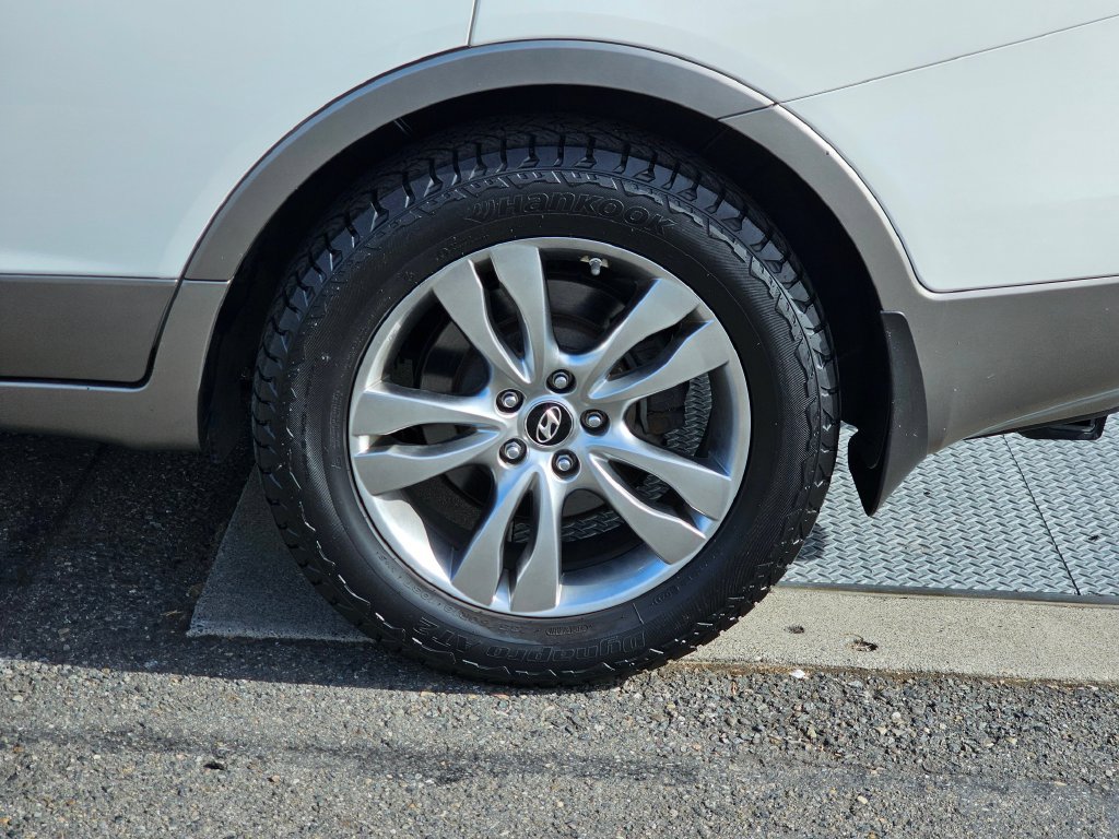 Used 2012 Hyundai Veracruz Limited w/ Entertainment Pkg FWD image 9