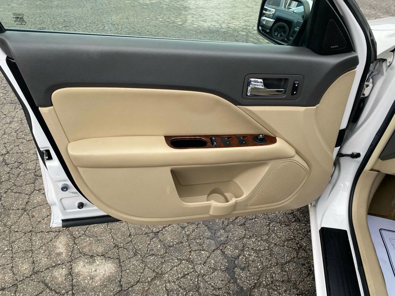 Used 2010 Ford Fusion SEL image 10