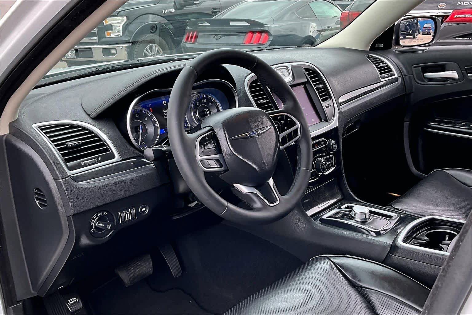 Used 2023 Chrysler 300 Touring L w/ Comfort Group image 16