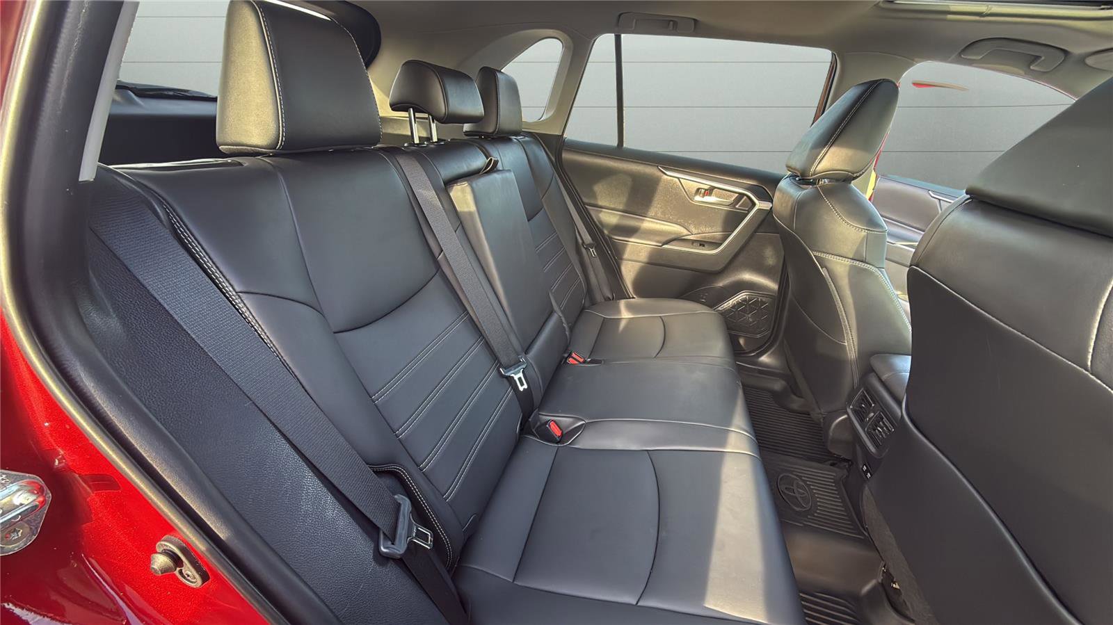 Used 2021 Toyota RAV4 XLE Premium image 24