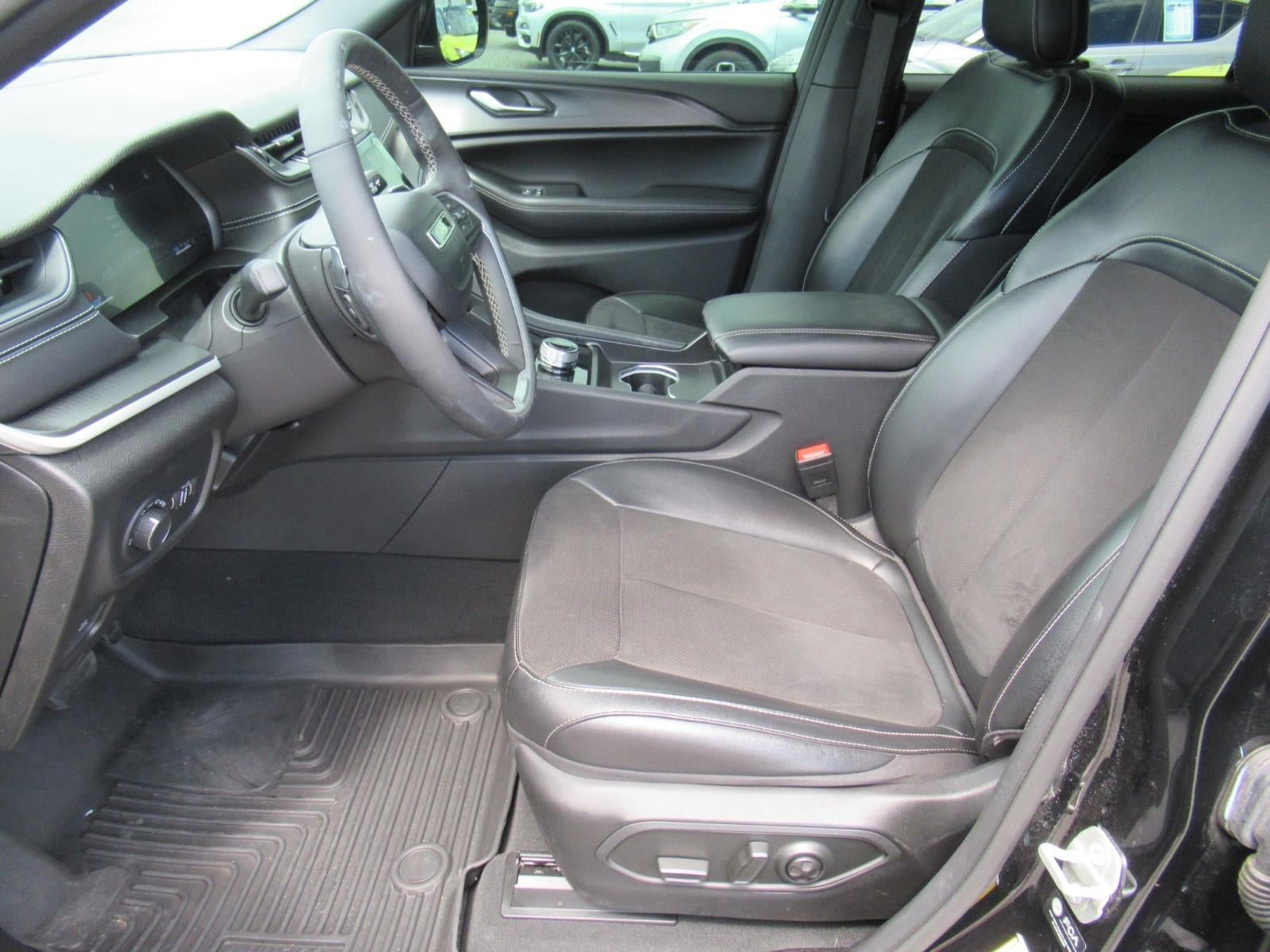 Used 2024 Jeep Grand Cherokee L Laredo AWD/4WD image 16