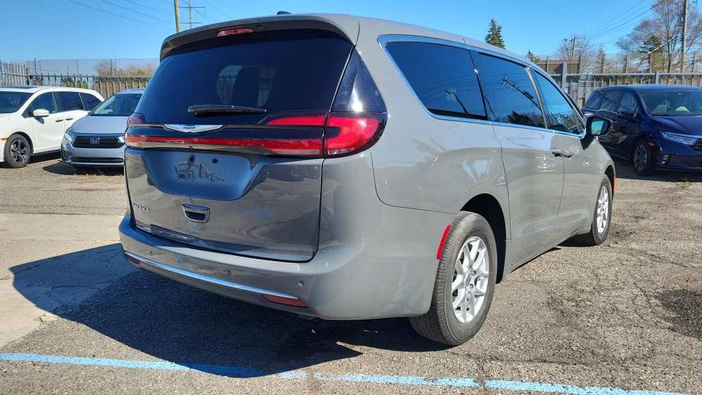 Used 2025 Chrysler Pacifica Select image 9
