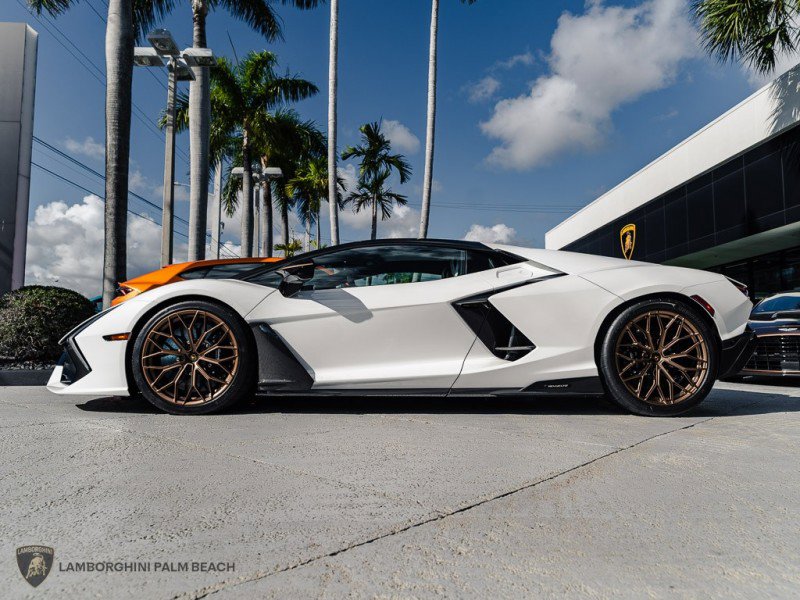 Used 2025 Lamborghini Revuelto image 2