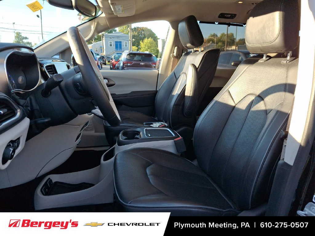 Used 2018 Chrysler Pacifica Limited FWD image 17