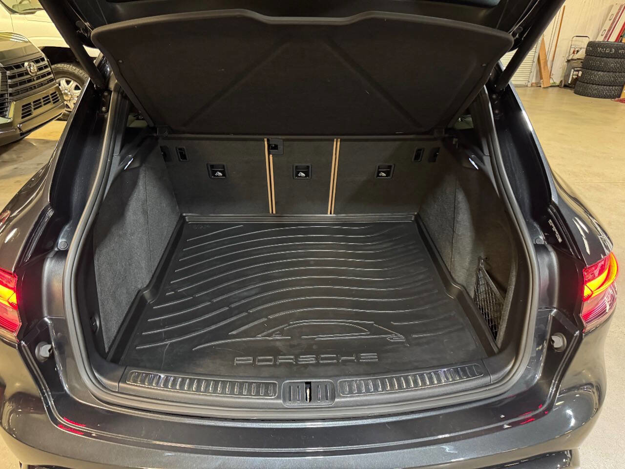 Used 2024 Porsche Macan w/ Premium Plus Package image 16