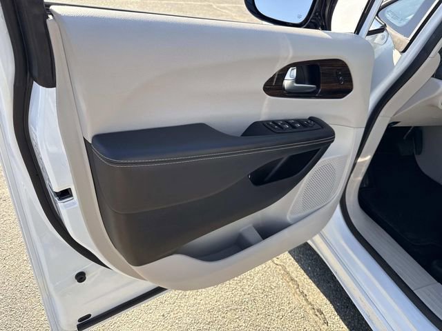 Used 2023 Chrysler Pacifica Limited image 18