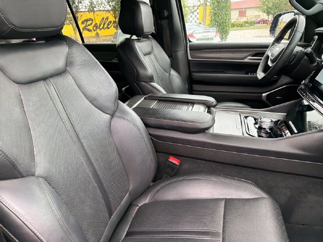 Used 2023 Jeep Wagoneer L Series II AWD/4WD image 25