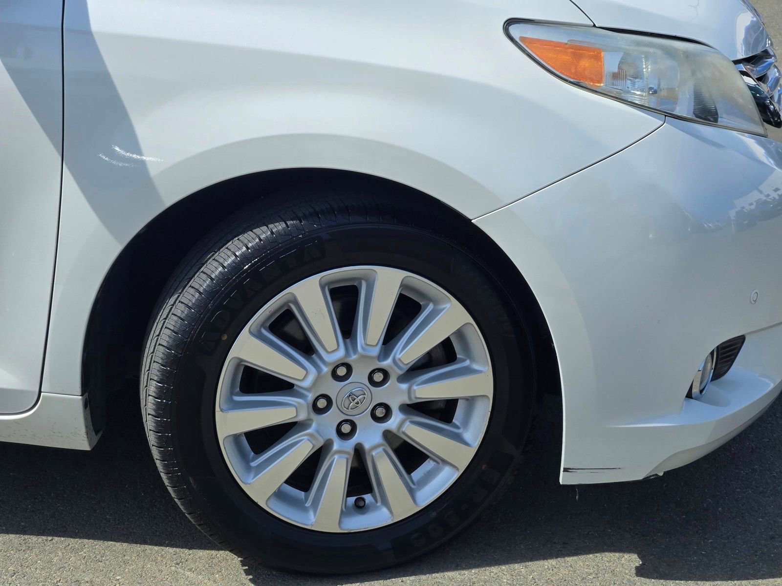 Used 2014 Toyota Sienna Limited w/ Limited Premium Package AWD/4WD image 9