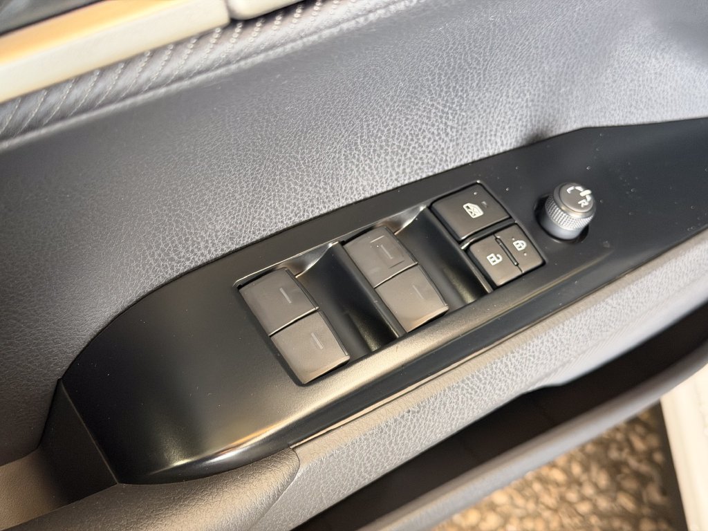 New 2026 Toyota Camry Hybrid FWD image 11