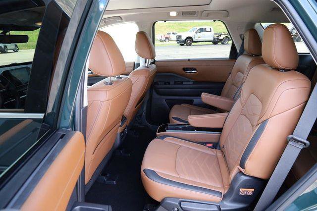 Used 2025 Nissan Pathfinder Platinum AWD/4WD image 11
