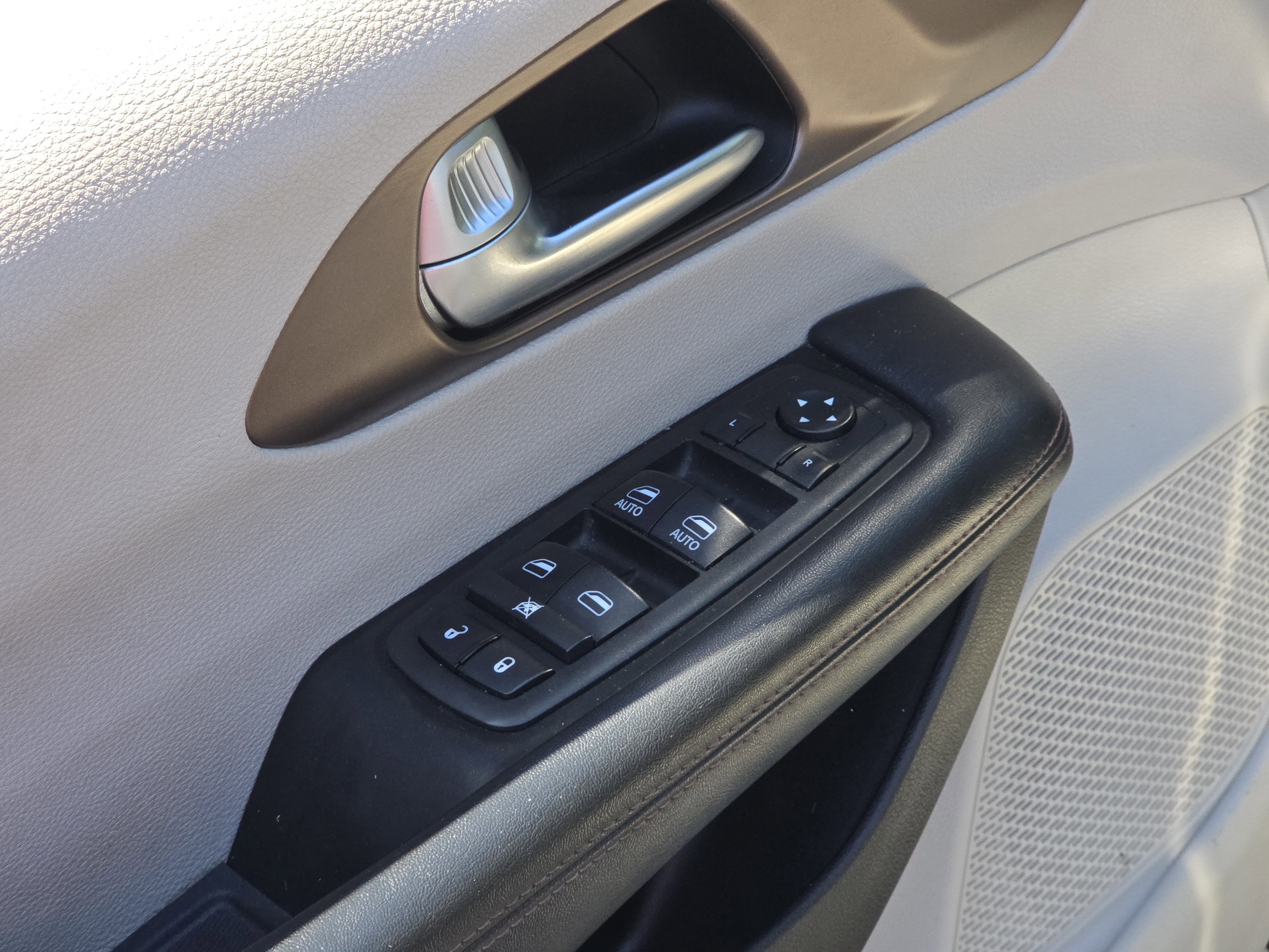 Used 2019 Chrysler Pacifica Touring Plus w/ Tire & Wheel Group FWD image 28