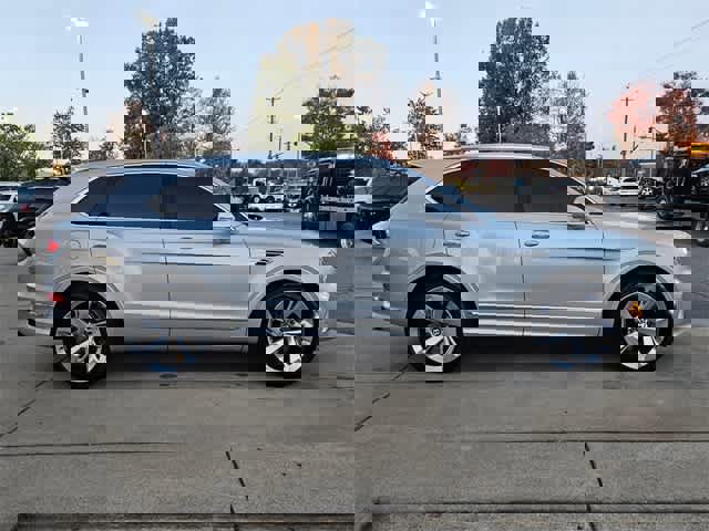 Used 2023 Bentley Bentayga Plug-In Hybrid image 9