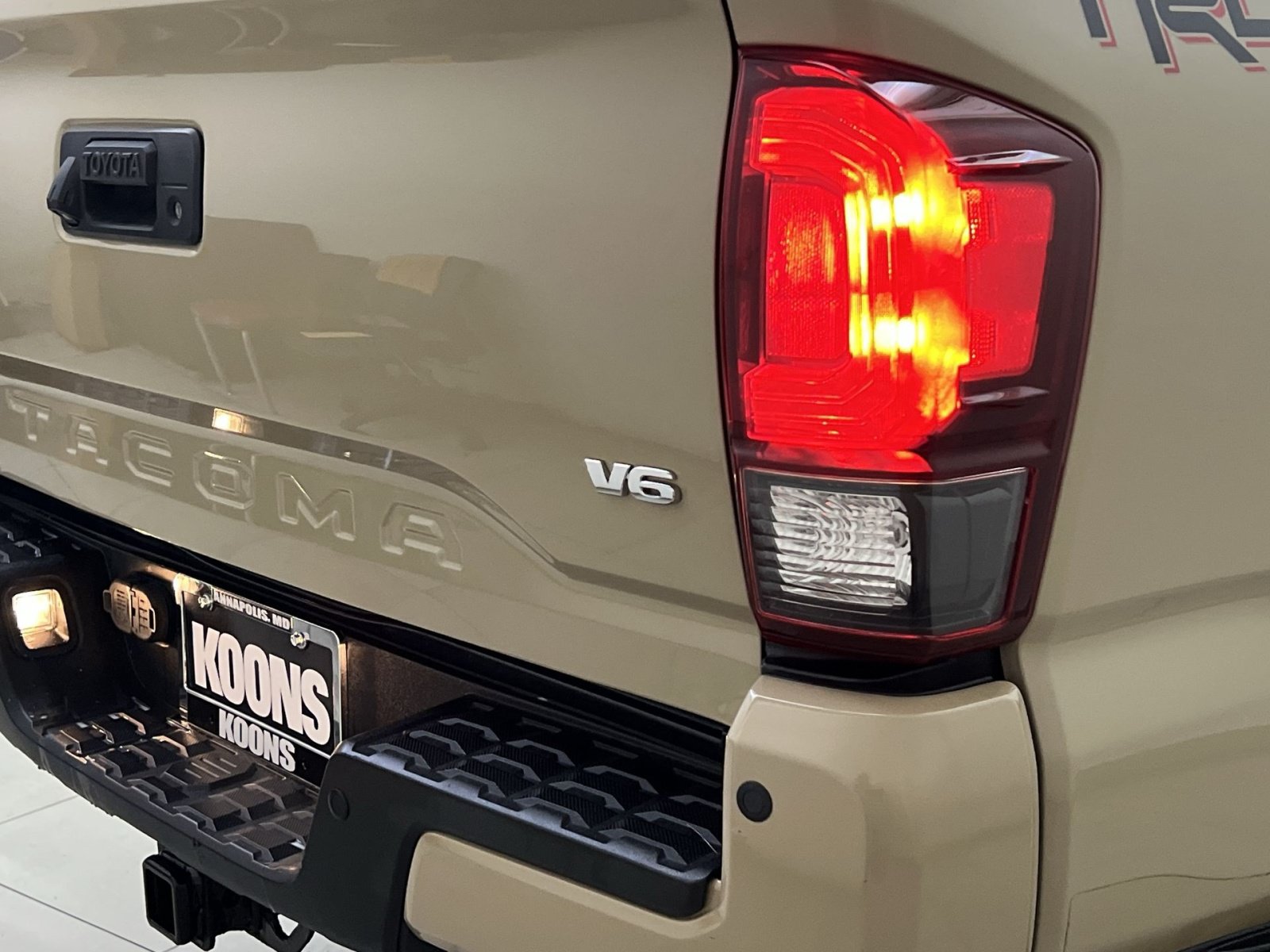 Used 2018 Toyota Tacoma TRD Off-Road w/ Technology Package AWD/4WD image 29