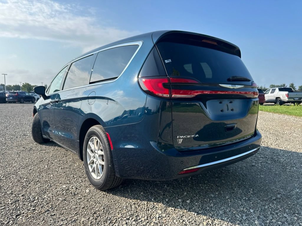Used 2025 Chrysler Pacifica Select FWD image 6