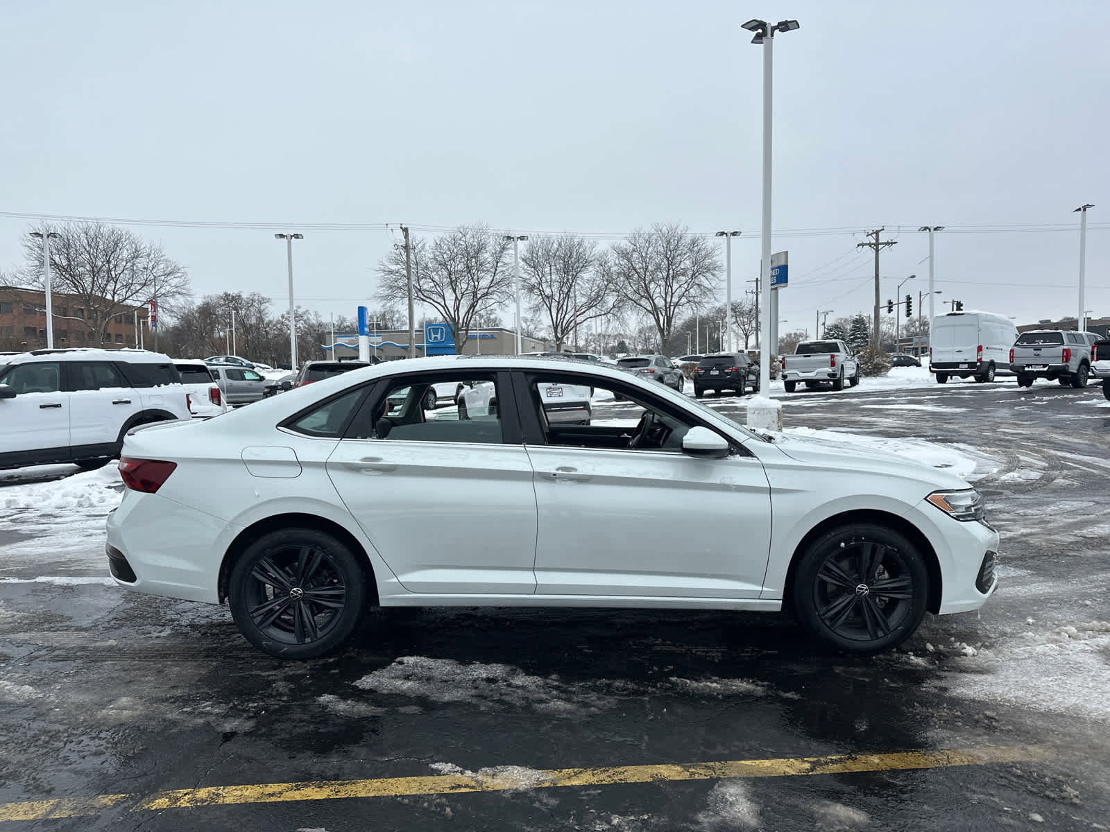 Used 2024 Volkswagen Jetta SE w/ Panoramic Sunroof Package image 9