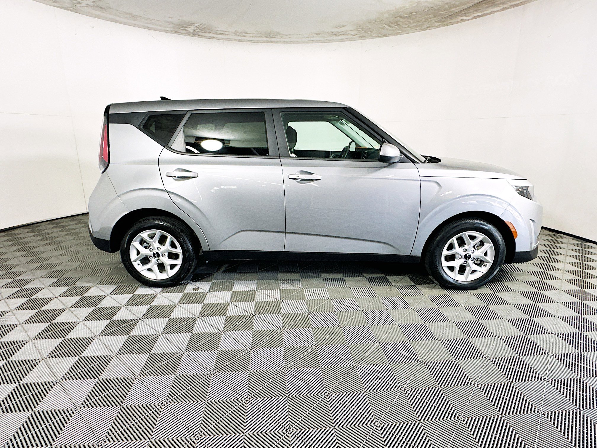 Used 2023 Kia Soul S FWD image 2