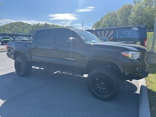 Used 2018 Toyota Tacoma TRD Sport image 1