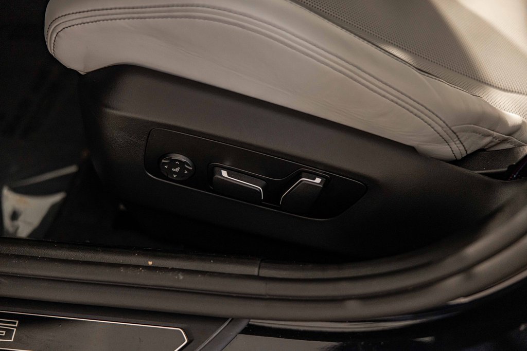 Used 2025 BMW M5 w/ Carbon Package image 22