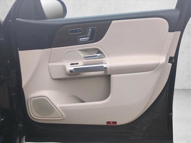 Used 2020 Mercedes-Benz GLB 250 w/ Premium Package image 28