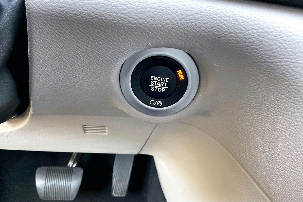 Certified 2023 Chrysler Pacifica Touring-L FWD image 28