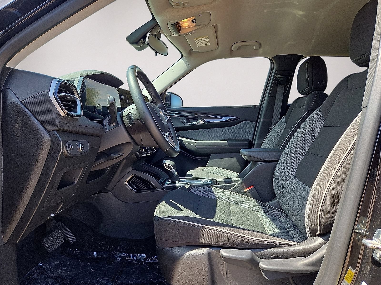 Used 2025 Chevrolet TrailBlazer LT w/ LT Cold Weather Package FWD image 22